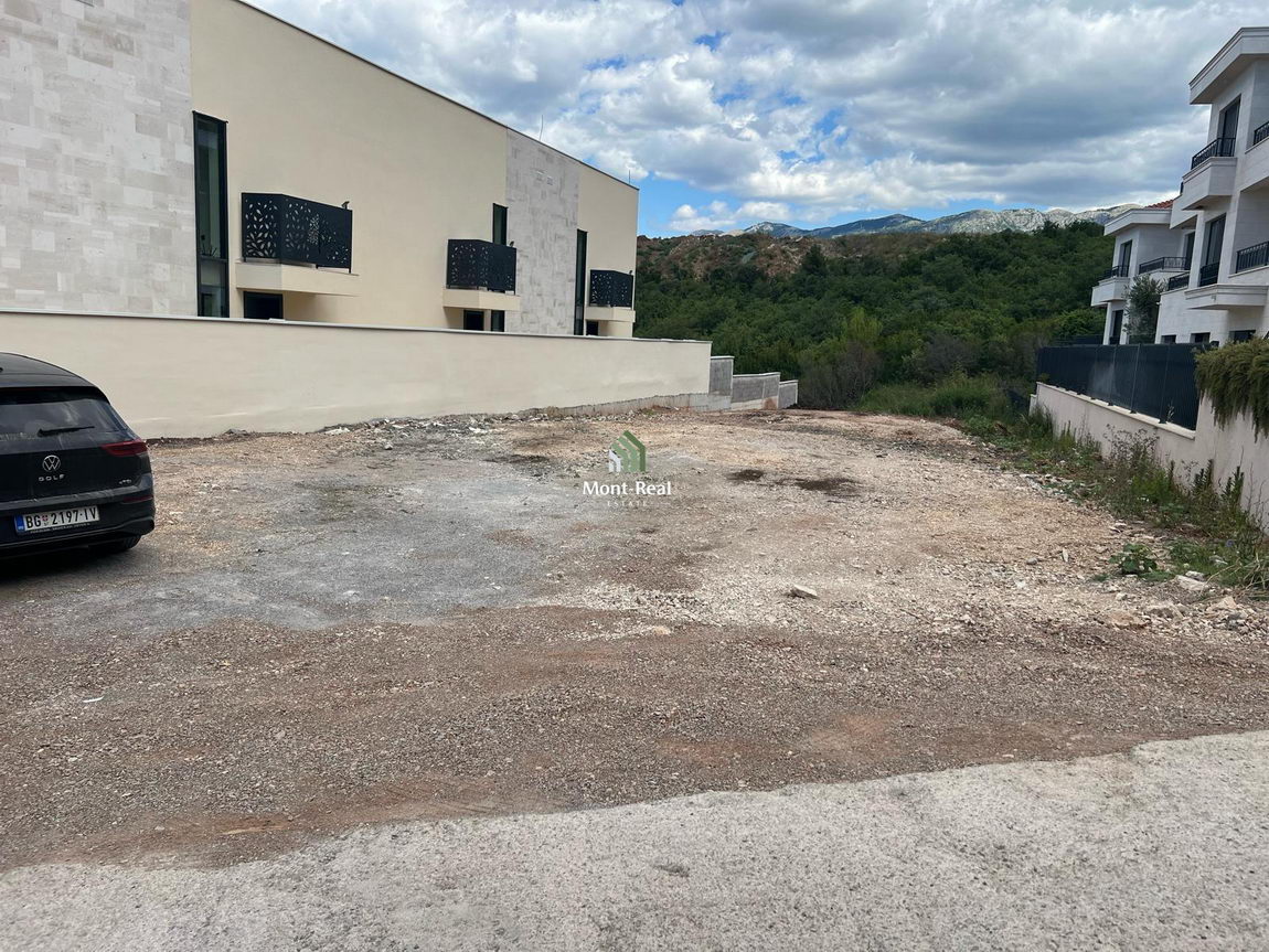 Urbanizovan plac u Reževićima – 745 m² – P015BD